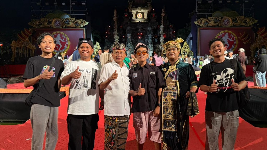 Bersama Ribuan Masyarakat, Gubernur Koster Saksikan Parade Gong Kebyar Dewasa Duta Kabupaten Gianyar dan Badung