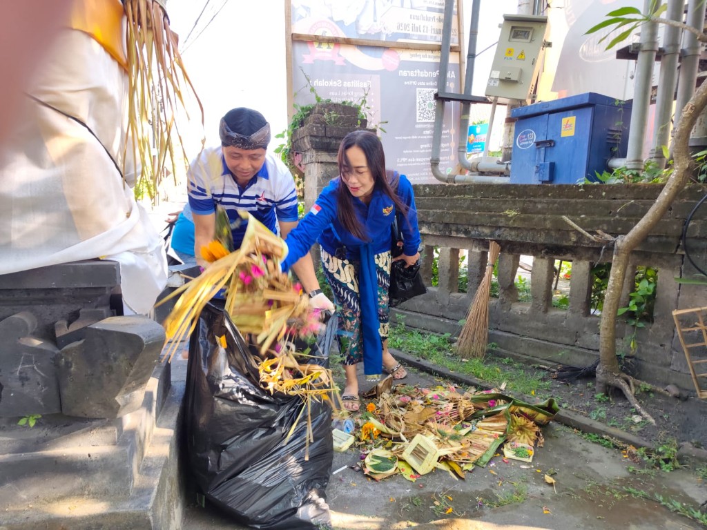 Sambut HUT Ke-25, Kader Demokrat Bali Gelar Aksi 'Ngayah' Bersih-Bersih di Pura Dalem Kahyangan Badung