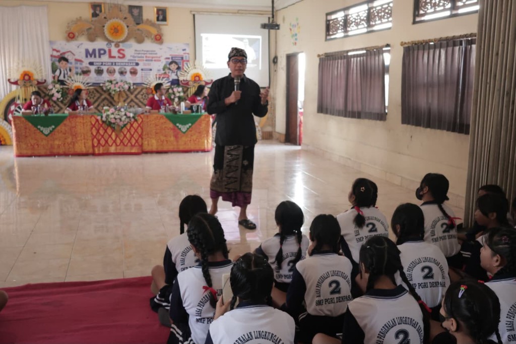 MPLS Hari Kedua, Sekda Eddy Mulya Sampaikan Pemaparan Sekolah Aman dan Nyaman di SMP PGRI 2 Denpasar
