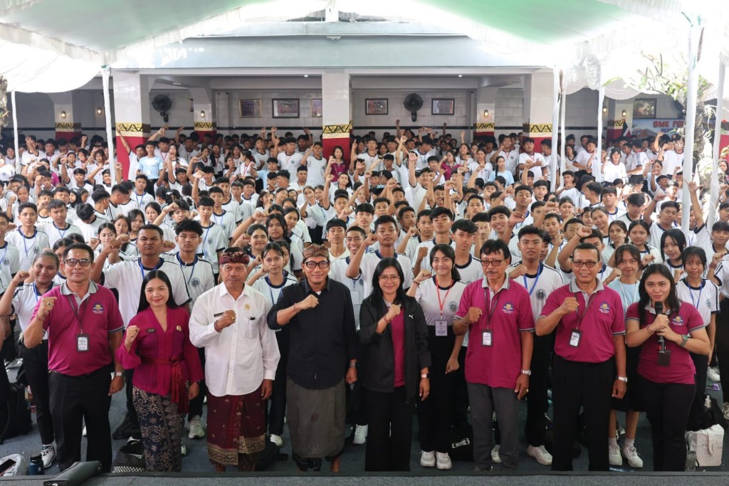 Sekda Eddy Mulya Tekankan Pendidikan Karakter dan Bijak Bermedia Sosial pada MPLS SMK PGRI 3 Denpasar