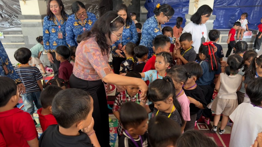 Bunda PAUD Badung Tanamkan Cinta Lingkungan Sejak Dini Lewat Dongeng di TK Kuncup Mekar
