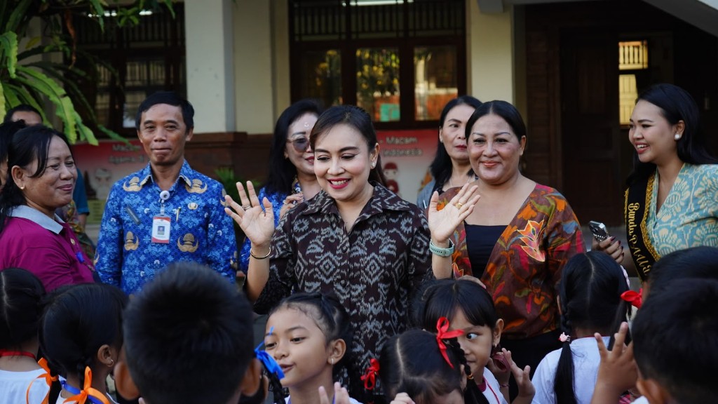 Ketua POKJA PAUD, Ayu Kristi Arya Wibawa Tinjau Hari Terakhir MPLS, Tekankan Transisi PAUD ke SD yang Menyenangkan