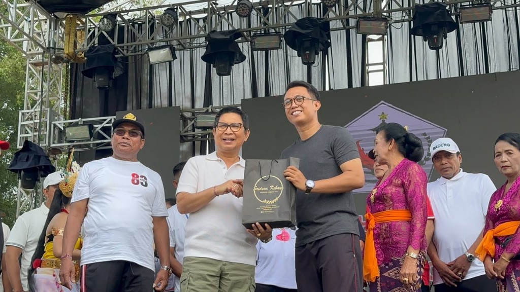 "HUT Ke-83 Desa Baha, Bupati Adi Arnawa Tegaskan Badung Tak Hanya Kaya PAD, Tapi Juga Unggul di Pendidikan"