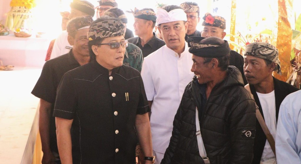 Wabup Supriatna Salurkan Bantuan untuk Dukung Upacara Ngaben Massal di Desa Adat Tambakan