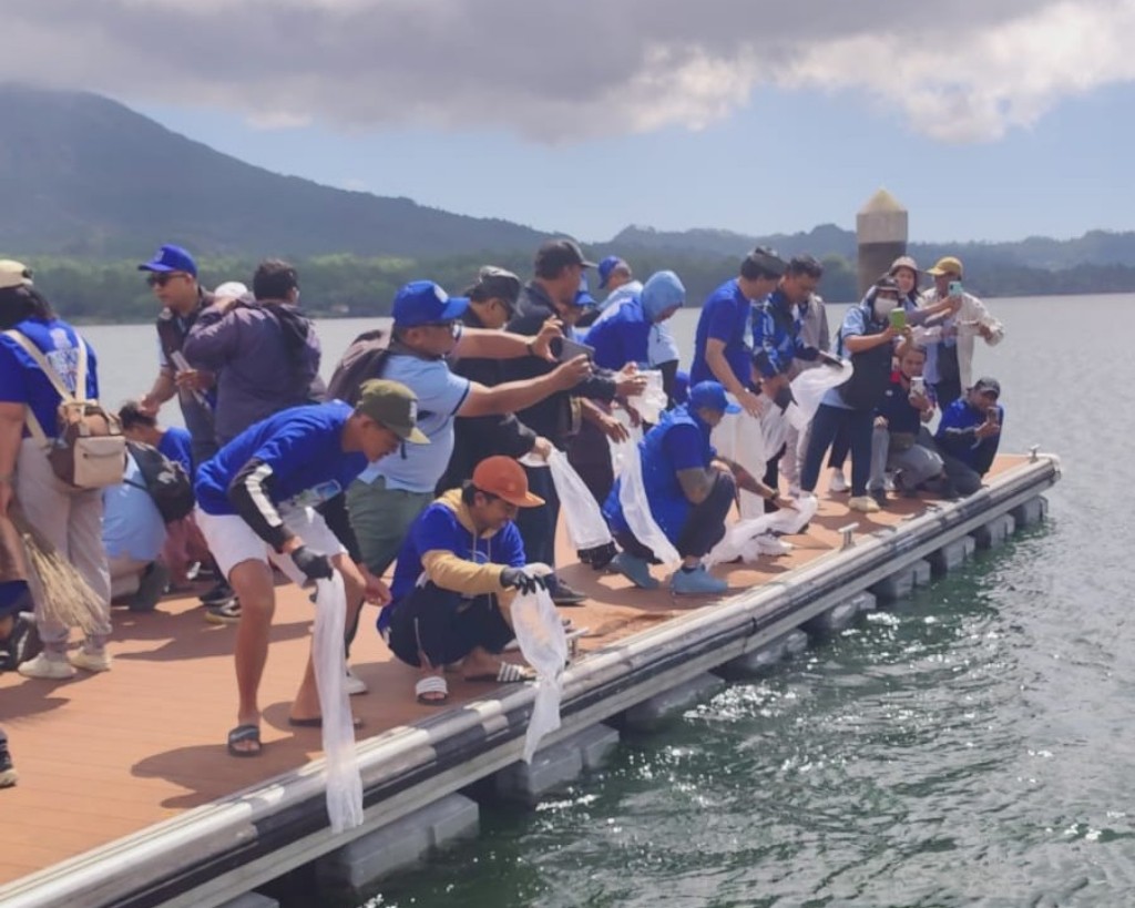 Peringati HUT Perak ke-25, Demokrat Bali Tebar Ribuan Benih Ikan, Tanam Pohon, hingga Lepas Burung di Danau Batur