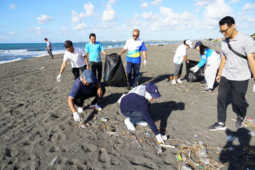 Jumat Berdampak: PLN UP2D Bali Bersihkan Pantai Lembeng, Jaga Pesisir Tetap Bersih dan Lestari