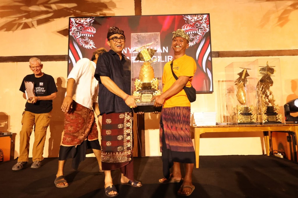 Wali Kota Jaya Negara Serahkan Piala Bergilir Rare Angon Festival, Perkuat Pelestarian Budaya dan Persahabatan Internasional