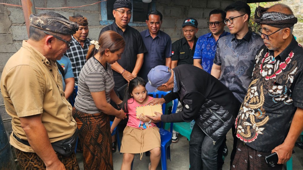 Serahkan Sumbangan Pendidikan, Korban Pengeroyokan Tertuduh ‘’Pencuri Ayam’’ Dijenguk Sudirta