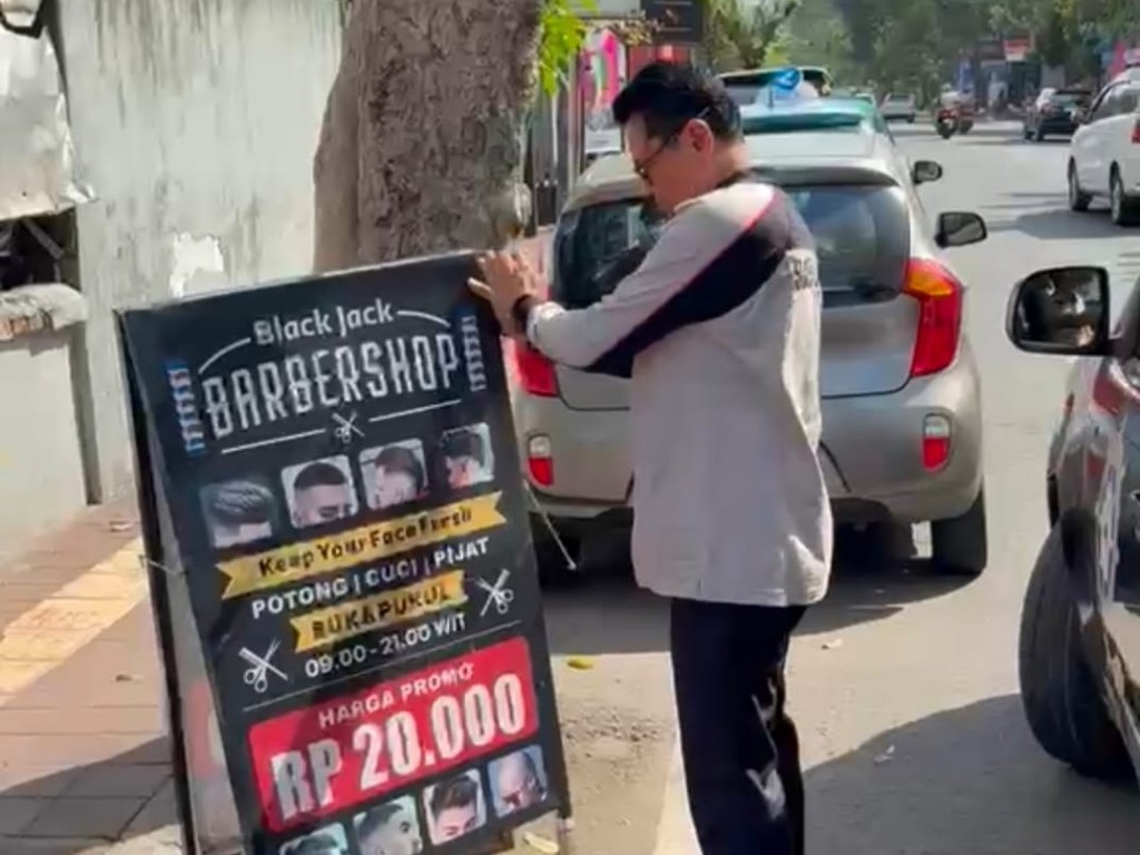Satpol PP Denpasar Tertibkan Ratusan Alat Peraga Kadaluarsa di Fasilitas Umum