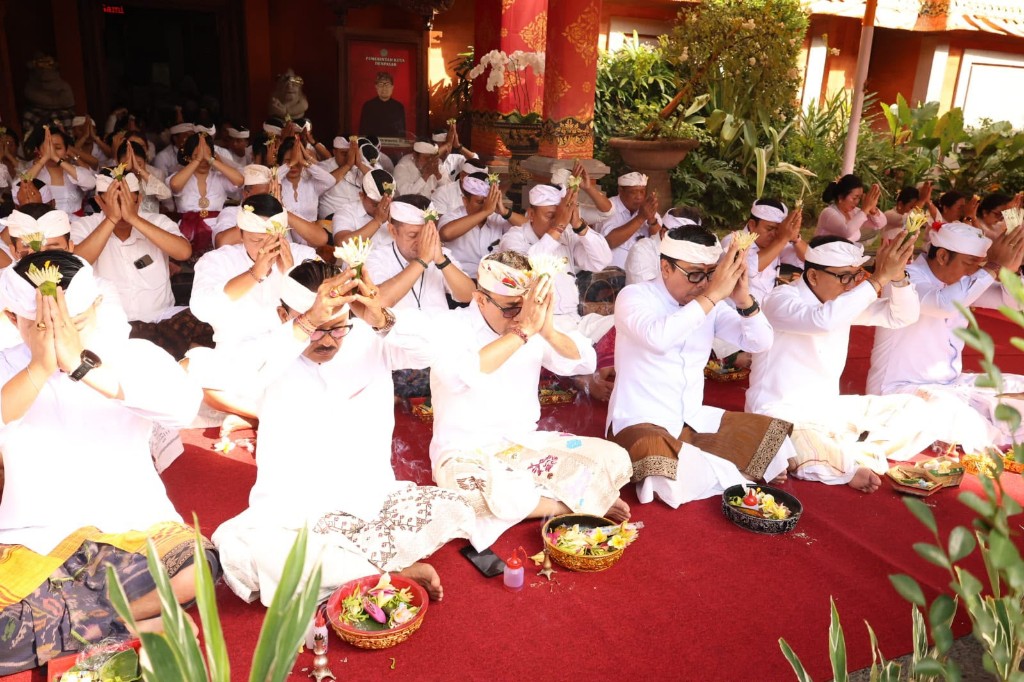Walikota Jaya Negara dan Wawali Arya Wibawa Ikuti Persembahyangan Pujawali di Pura Praja Natha