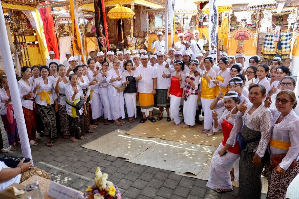 Hadiri Karya di Pura Kayu Gede Kastuba, Bupati Adi Arnawa: PAD Harus Kembali untuk Kesejahteraan Krama