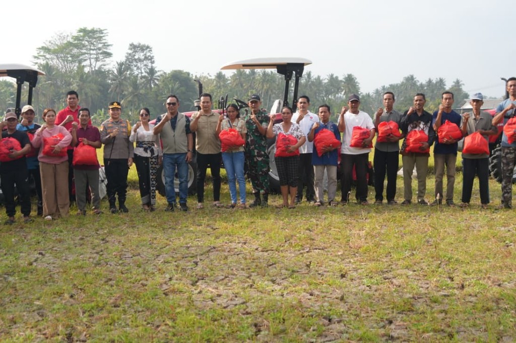 Adi Wiryatama Fasilitasi 5 Unit Traktor Roda Empat dari Pusat diserahkan ke Petani Jembrana