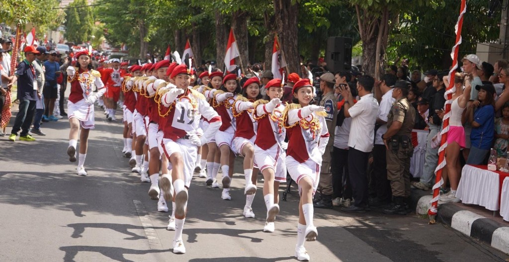 Bupati Sutjidra Lepas Gerak Jalan 8 Kilometer Tingkat SMP, Tanamkan Semangat Disiplin dan Jiwa Kebangsaan