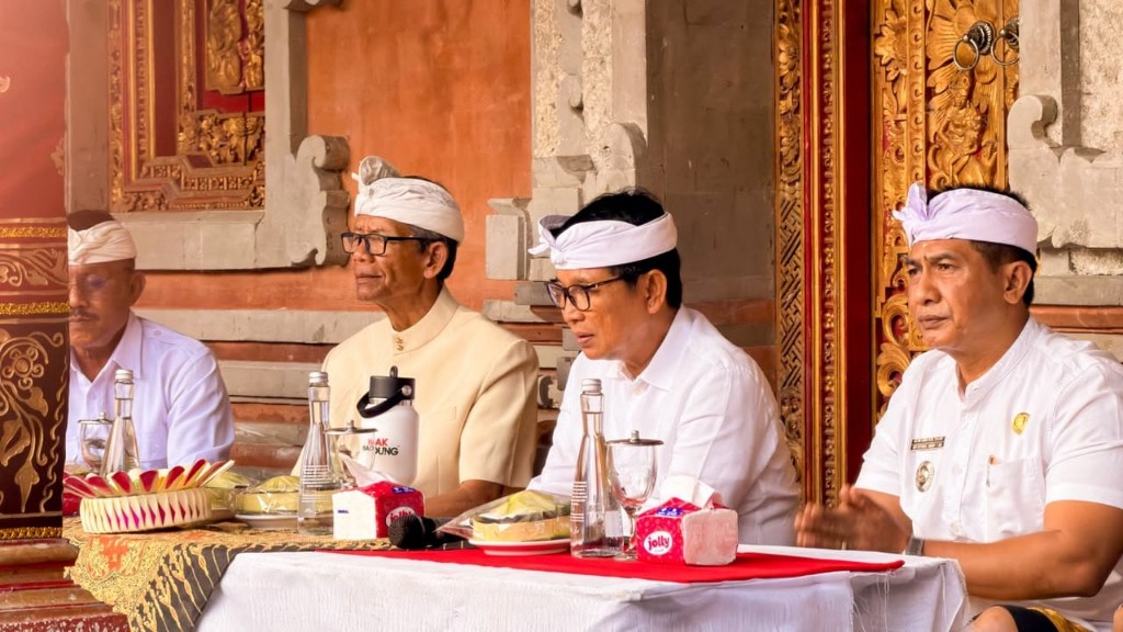 Upasaksi Karya di Desa Adat Lipah, Bupati Adi Arnawa Tegaskan Pembangunan Harus Berdampak bagi Krama