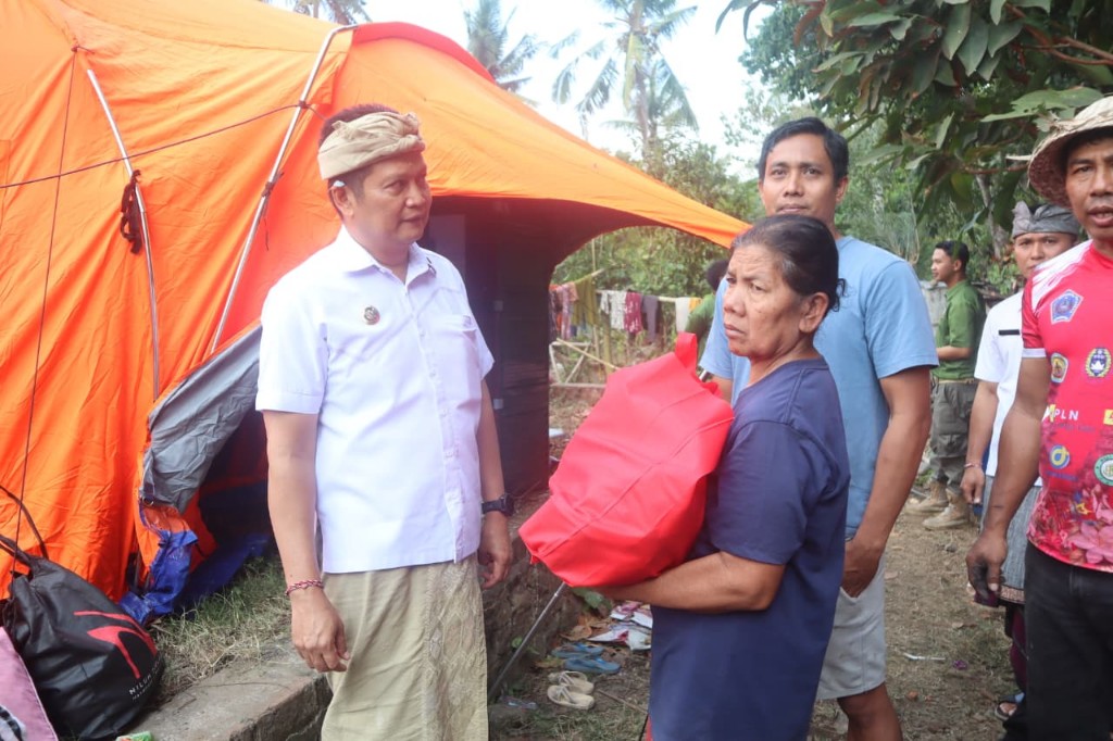 Bupati Kembang Tinjau Korban Kebakaran di Manistutu dan Serahkan Bantuan