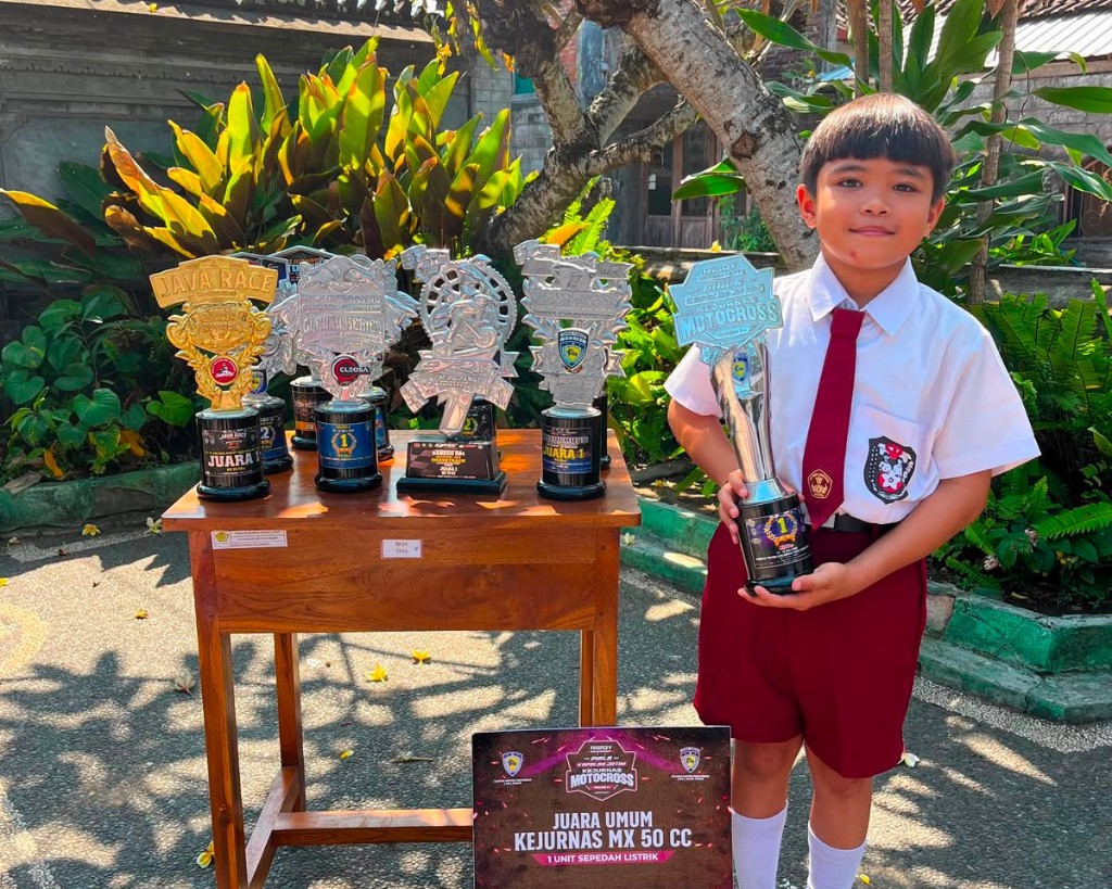 Tampil Impresif, Crosser Cilik Asal Jembrana "Super Boy" Sapu Bersih 4 Gelar Juara Motocross 50cc di Jawa