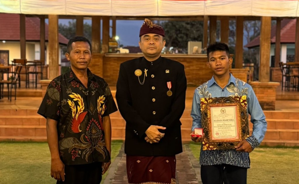 Siswa SMAN 2 Singaraja, Isa Dafa Mahendra, Raih Penghargaan Siswa Berprestasi Bidang Pendidikan dan Seni Budaya