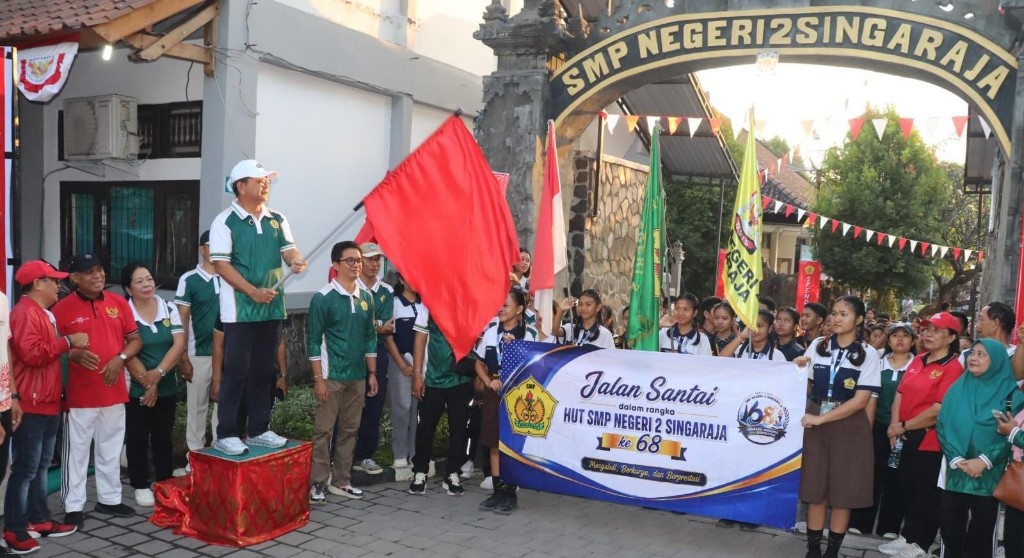 Bupati Sutjidra lepas Jalan Santai serangkaian HUT ke-68 SMP Negeri 2 Singaraja, Motivasi Siswa Raih Cita-cita Setinggi Langit