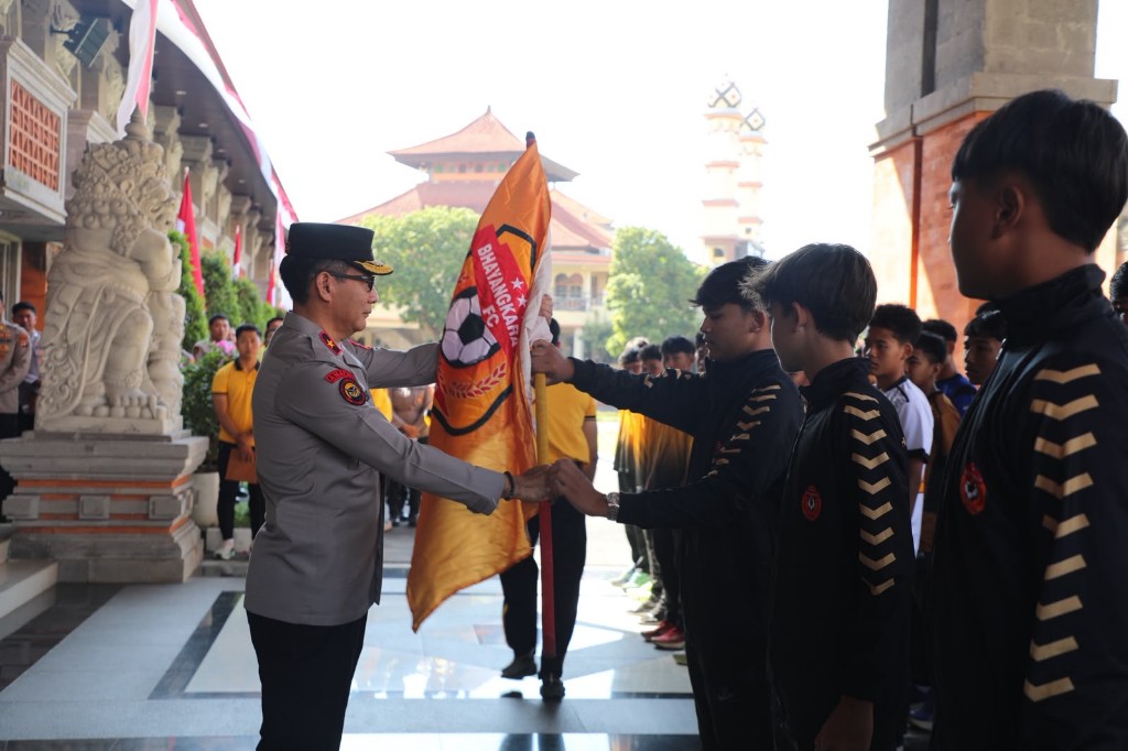 Dukung Lahirnya Bintang Sepak Bola Muda, Wakapolda Lepas Bhayangkara Bali FC ke Piala Soeratin 2026