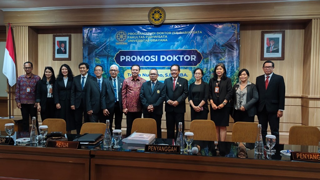 Trisno Nugroho Raih Gelar Doktor Pariwisata Unud ke-157, Tawarkan Solusi Regeneratif untuk Desa Penglipuran