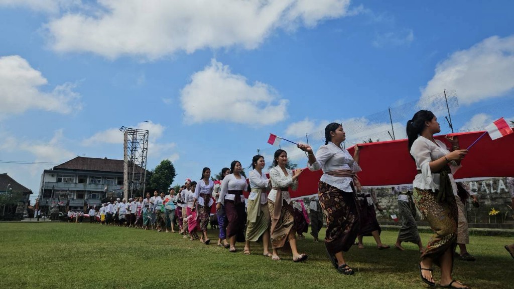 250 Siswa PARISMA Kibarkan Bendera Merah Putih 100 Meter, Napak Tilas Semangat Juang 1945 di Tugu Ciung Wanara