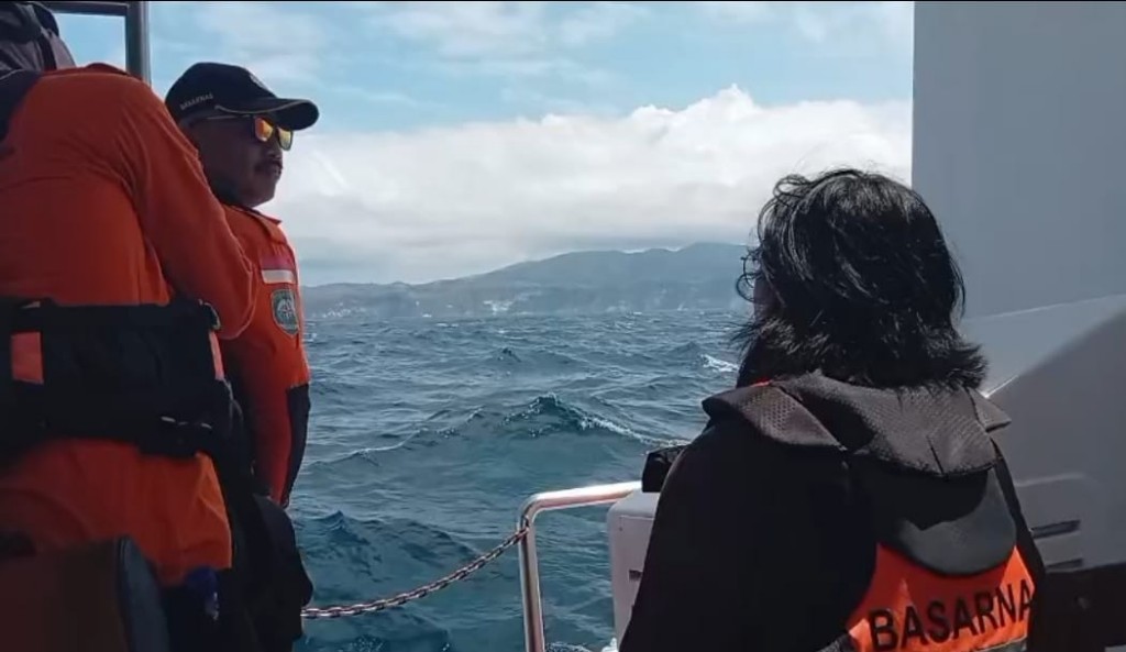 Hari Ketiga Pencarian Kapal Terbakar di Selat Lombok, Tim SAR Kerahkan 3 Kapal dan 1 Helikopter