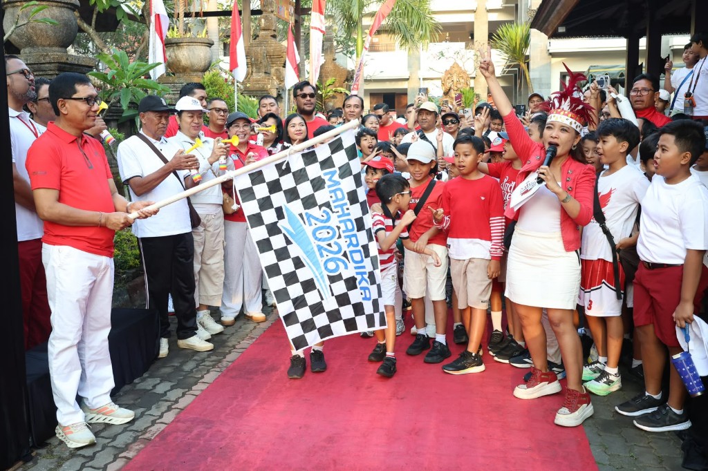 Sekda Eddy Mulya Lepas Fun Walk Yayasan Pendidikan Karang Gede, Semarakkan HUT ke-81 Kemerdekaan RI