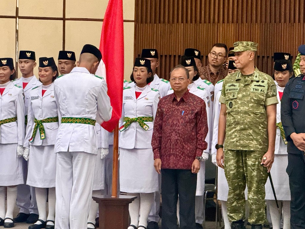 Kukuhkan 72 Anggota Paskibraka, Gubernur Koster: Bertugas Penuh Tanggung Jawab, Kompak, dan Cinta Tanah Air
