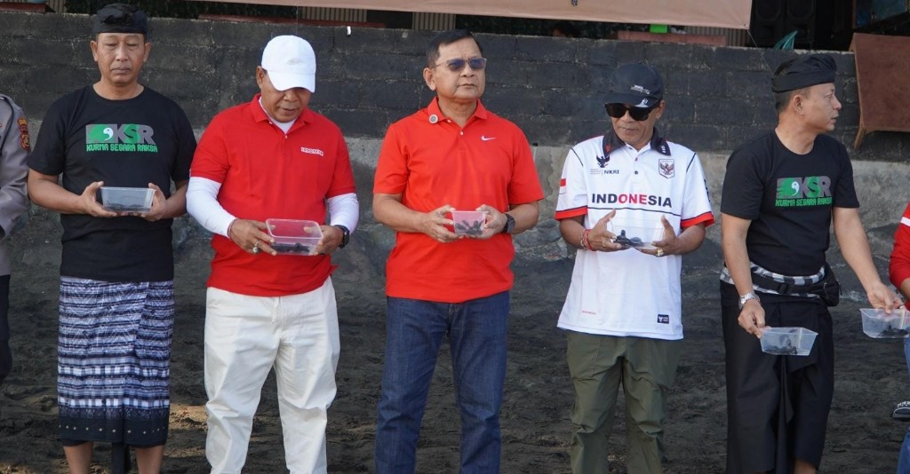 Bupati Buleleng Sutjidra Dorong Kolaborasi Pelestarian Penyu di Pantai Camplung
