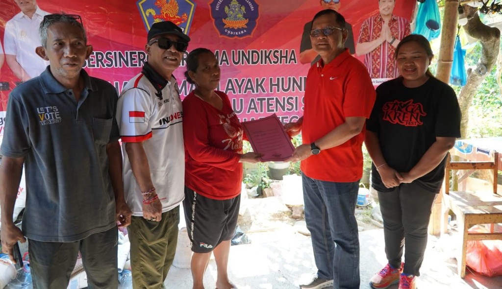 Sinergi Pemkab Buleleng dan Undiksha, Bupati Sutjidra Serahkan Rehab Rumah Bagi Warga Kurang Mampu