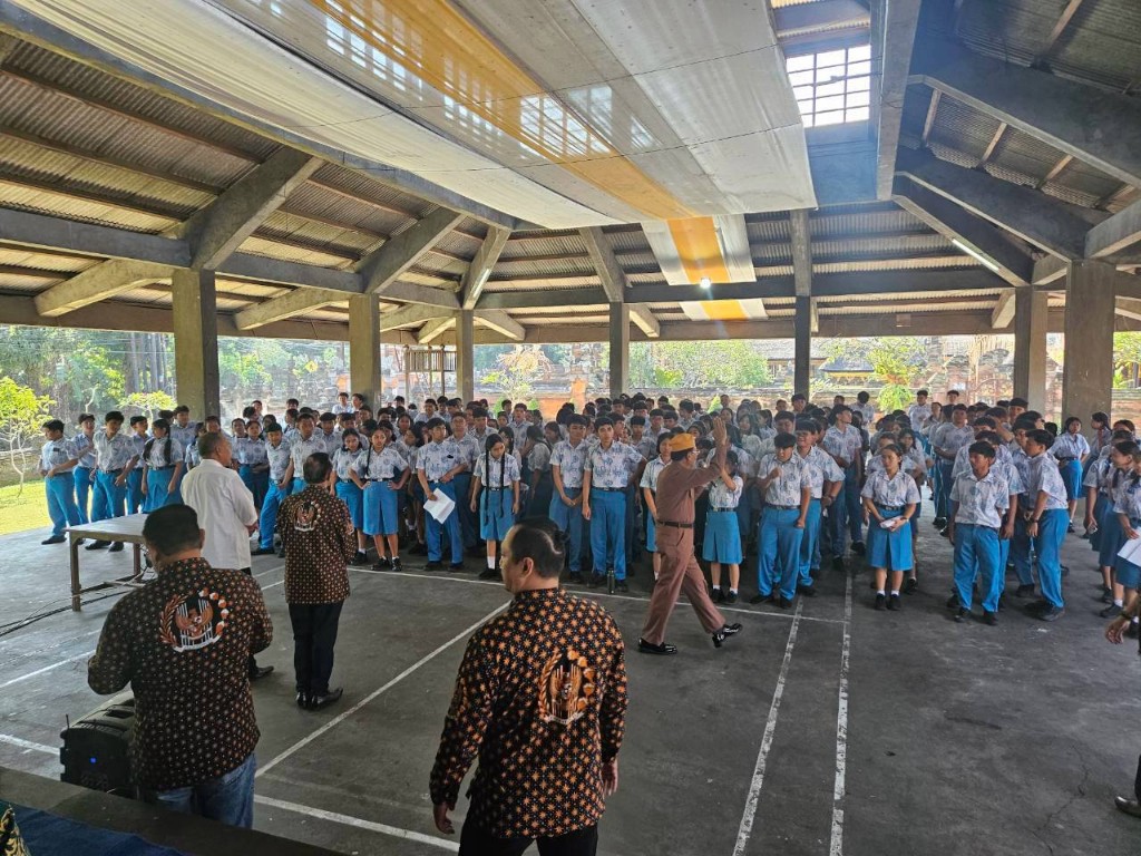 Usai Sosialisasi JSN '45, Siswa Blasman 1 Gianyar Arak Bendera 200 Meter dan Ziarah ke Tugu Ciung Wanara
