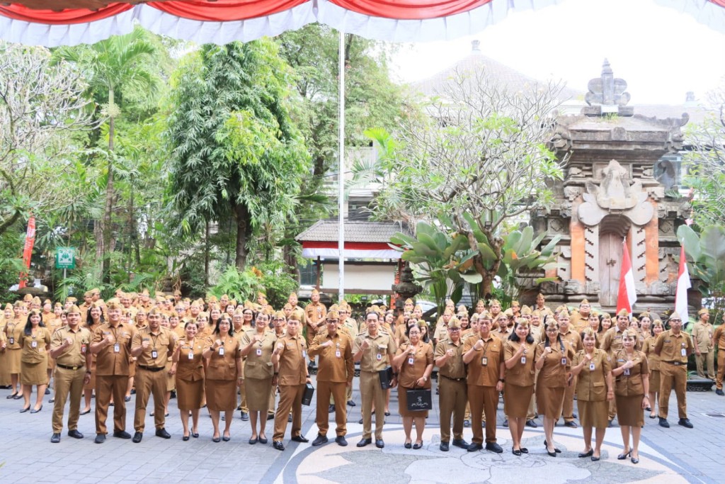 Apel Disiplin Setda Kota Denpasar Sekda Eddy Mulya Ajak ASN Perkuat Disiplin, Empati dan Kebersamaan