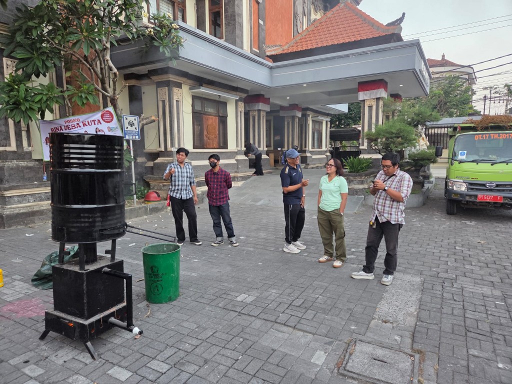 Udayana Mengabdi: Atasi Sampah Pariwisata Kuta, Ketua PKM FT Unud Perkenalkan Komposter dan Tungku Insinerator Sederhana