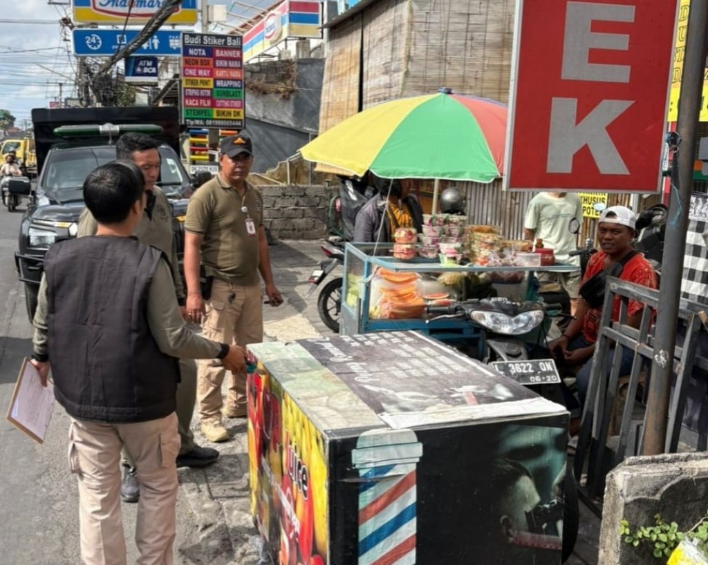Satpol PP Denpasar Tertibkan 10 PKL yang Berjualan di Atas Trotoar Jalan Kebo Iwa Utara