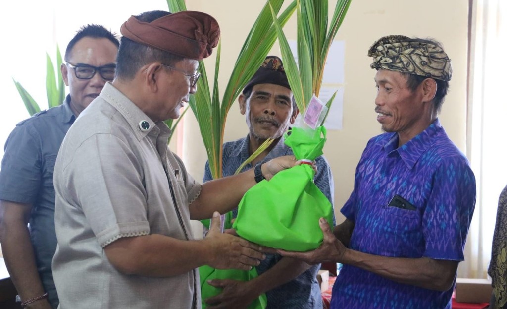 Bupati Sutjidra Bersama Anggota DPR RI Serahkan Bantuan Alsintan dan Bibit Senilai Rp3,4 Miliar untuk Petani Buleleng
