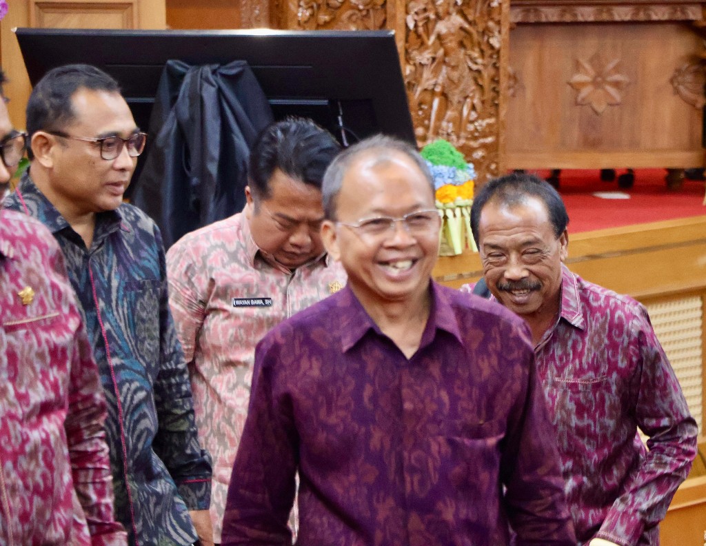 Gubernur Bali, Menghadiri Sidang di DPRD Pengelolaan dan Optimalisasi Aset Pemprov Bali