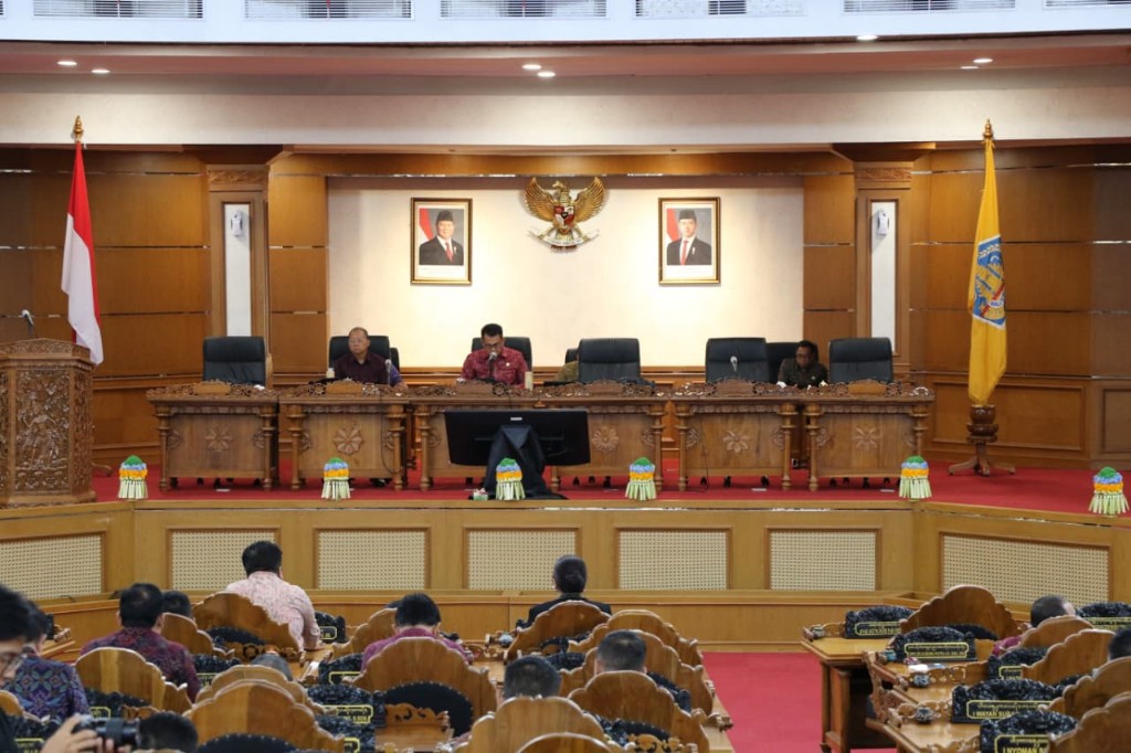 Dewa Jack  Memimpin Sidang Paripurna Bahas Raperda Perubahan APBD 2026 dan Raperda APBD 2027
