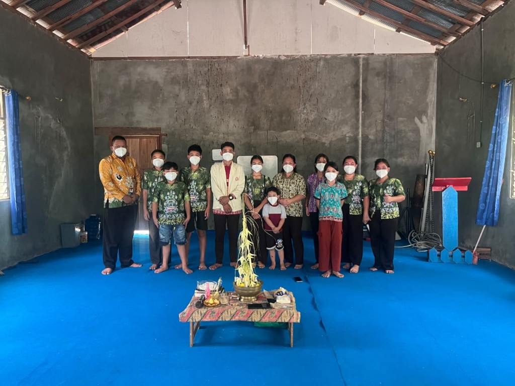 Di Tengah Kabut Asap Karhutla, KMHDI Kalteng Turun ke Desa Sigi Bagikan Masker untuk Siswa Pasraman