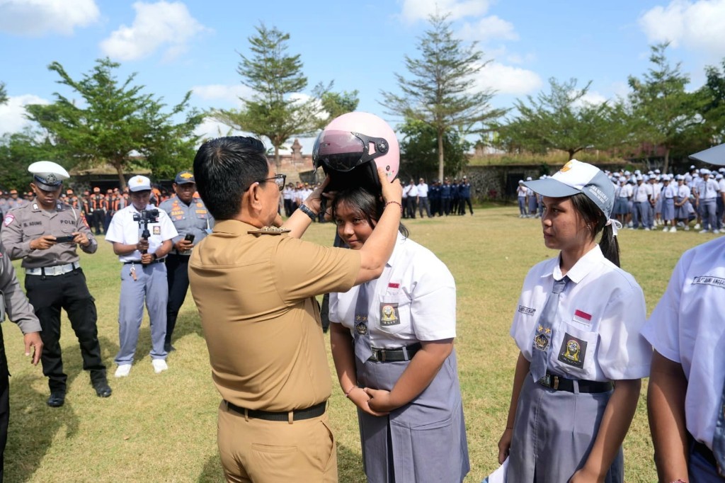 Tanamkan Budaya Tertib Lalu Lintas, Bupati Adi Arnawa Bagikan Helm kepada Pelajar SMAN 2 Abiansemal