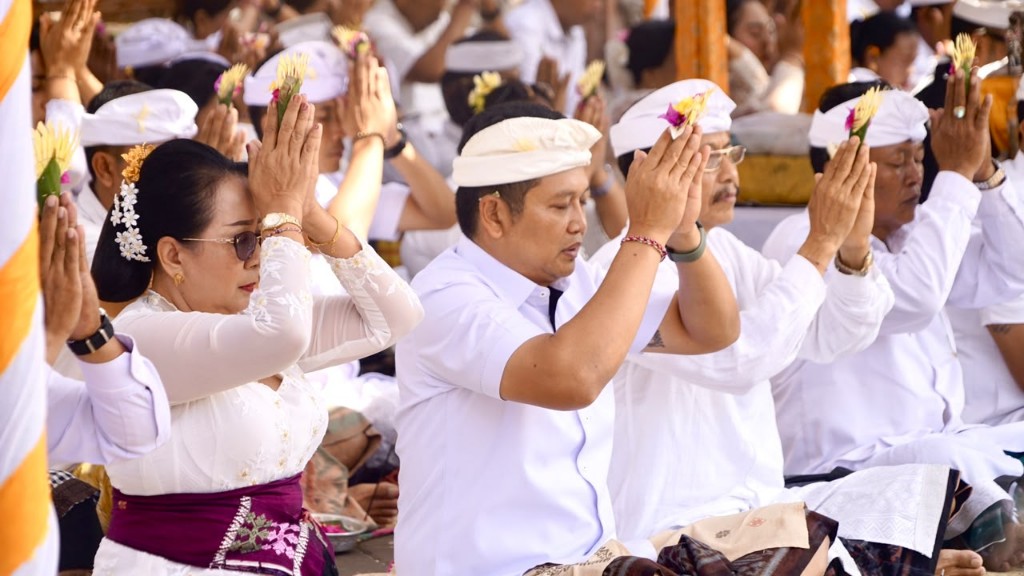 Bupati Kembang Hadiri Karya Pujawali Pura Luhur Dangkahyangan Rambut Siwi