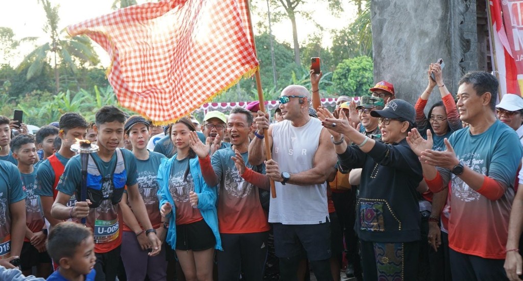 Ketua HKTI Bali Muliawan Arya  Bersama Ketua Tim PKK Bali Ny Putri Koster Melepas Peserta Sudaji Feace Trail Fun Run 2026