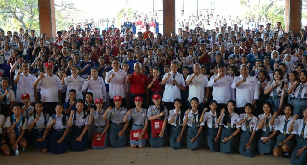 Cetak SDM Kemanusiaan Berkualitas, Wakil Bupati Buleleng Lantik Ribuan Anggota PMR di Puncak HUT ke-81 PMI
