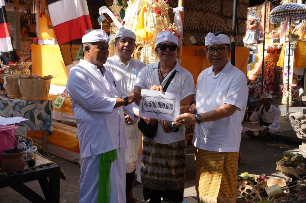 Upasaksi Karya Ngenteg Linggih, Bupati Adi Arnawa Serahkan Hibah Rp500 Juta kepada Krama Darmasaba