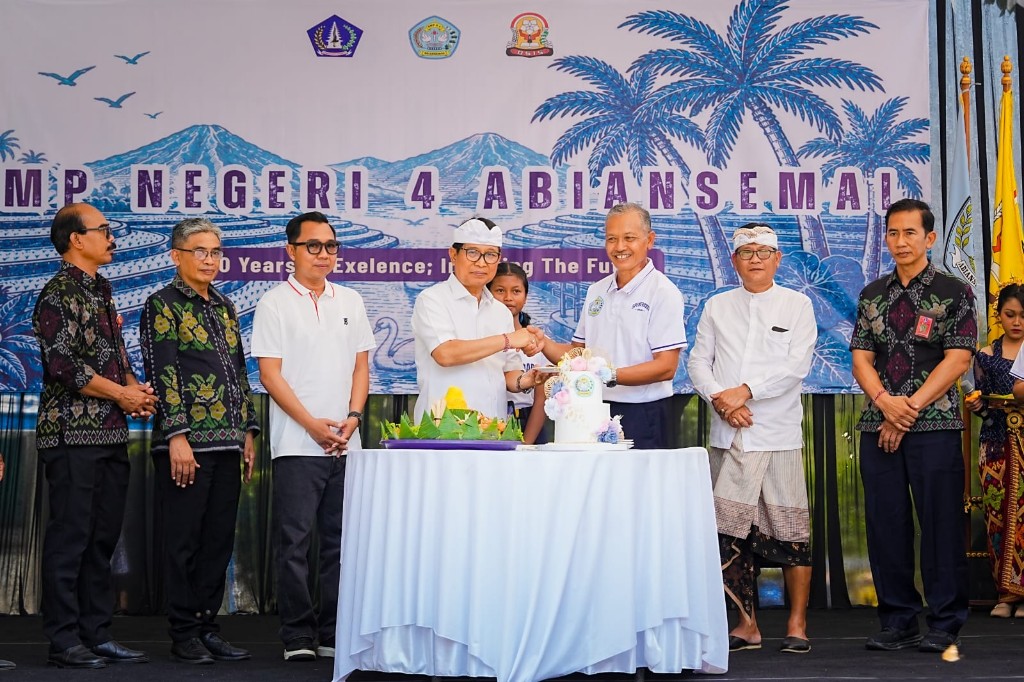 40 Tahun SMPN 4 Abiansemal, Bupati Adi Arnawa Dorong Perluasan Beasiswa Perguruan Tinggi