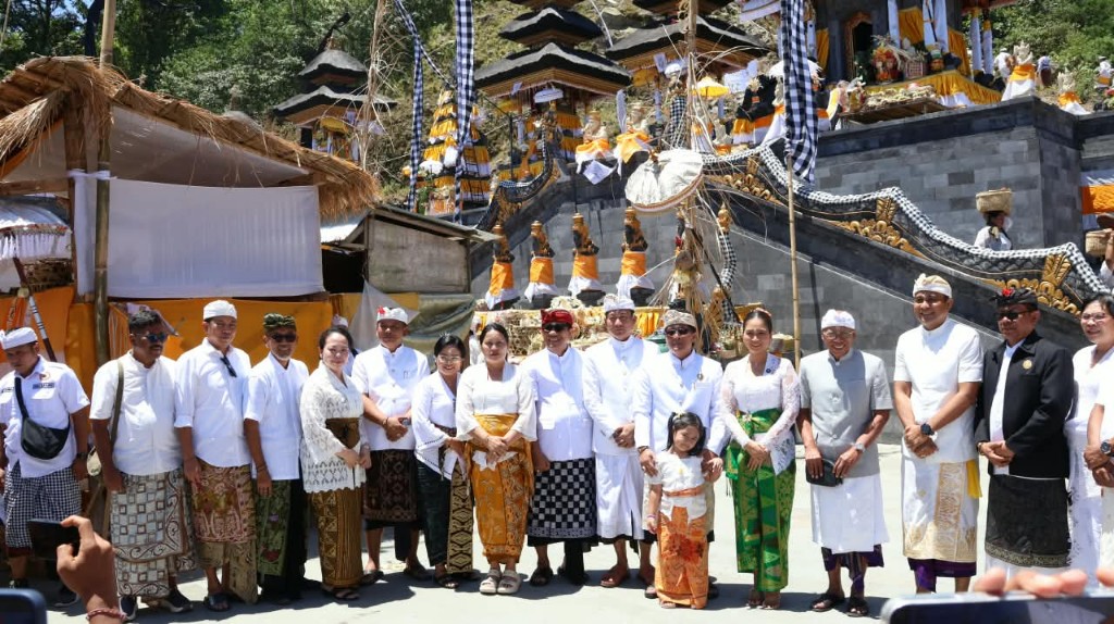 Hadiri Pemelaspasan Pura Lempuyang Madya, Wagub Giri Prasta Ajak Umat Perkuat Semangat Menyama Braya dan Lestarikan Tradisi Bali