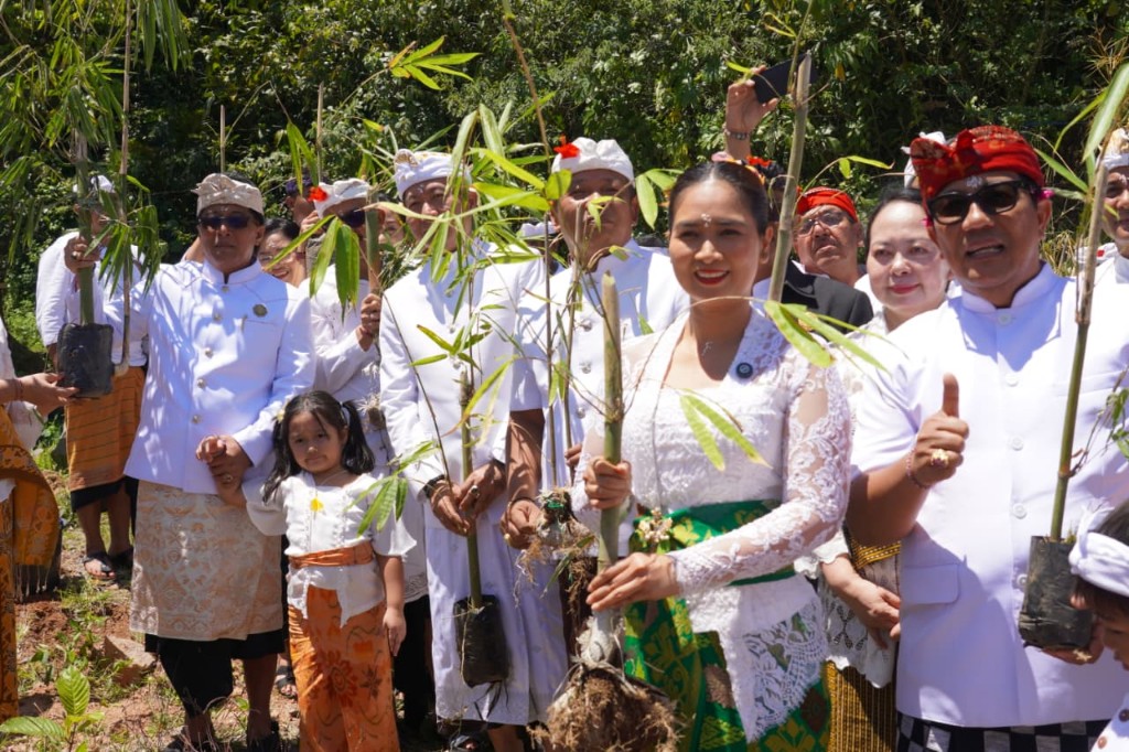 Dari Pura Lempuyang, Wamenpar Gaungkan Pariwisata Berkualitas dan Ramah Lingkungan