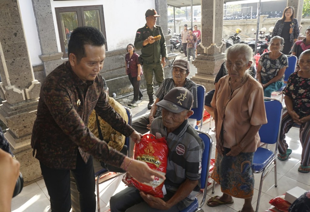 Pemkab Jembrana Salurkan Beras 15 Kg per bulan Untuk Ratusan Lansia Kurang Mampu