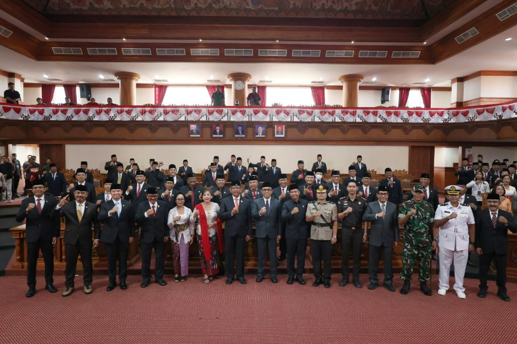 Rapat Paripurna Istimewa Sumpah Janji PAW Anggota DPRD Kota Denpasar, Made Westra Resmi Gantikan Suadi Putra