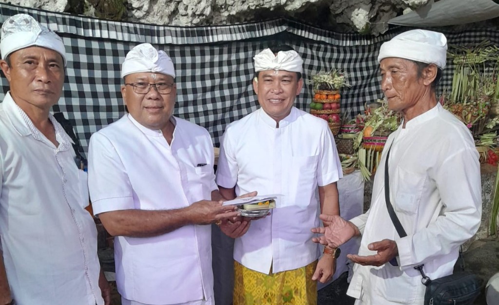 DPRD Badung Hadiri Bendu Piduka Pura Pasraman Goa Saka