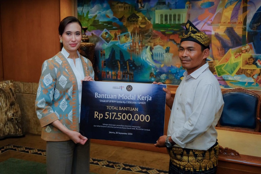 Kemenpar Salurkan Rp1 Miliar, Dorong Ekonomi Dusun Sade Bangkit Pascakebakaran